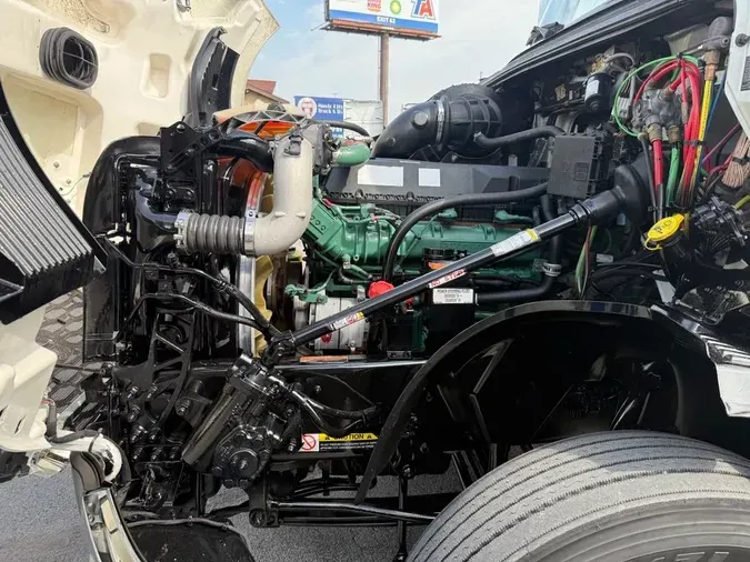 2020 VOLVO VNL64T760