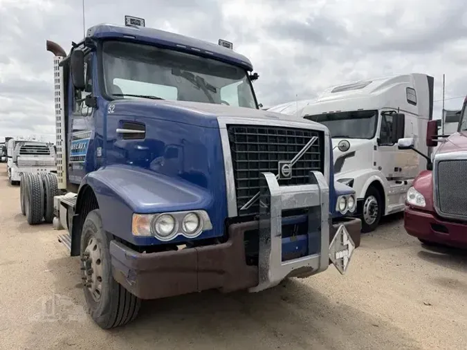 2016 VOLVO VHD64B300