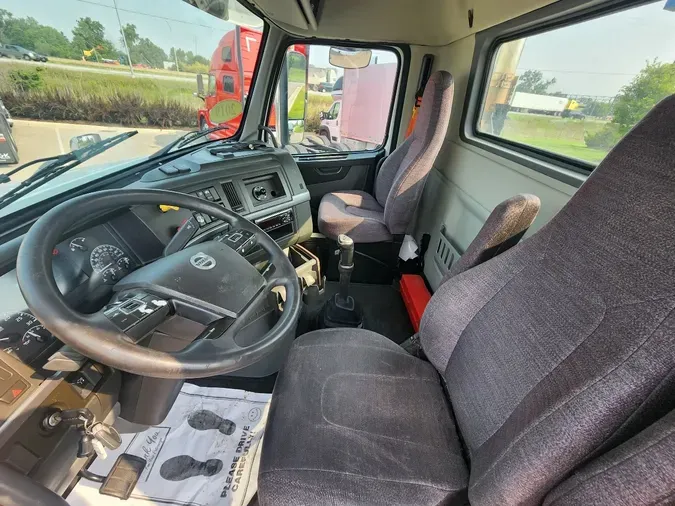 2019 VOLVO VNL64T300