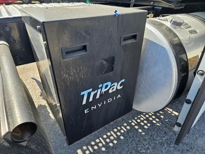 2022 VOLVO VNL64T740