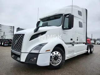 2021 VOLVO VNL64T760