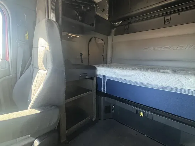 2020 Freightliner Cascadia 126