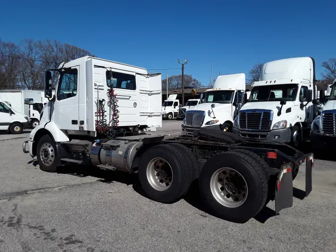 2021 VOLVO VNL64T-300