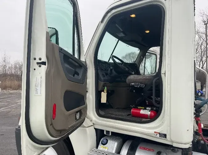 2017 Freightliner X12564ST