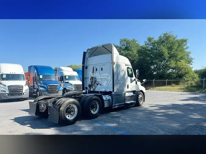 2020 Freightliner Cascadia 126