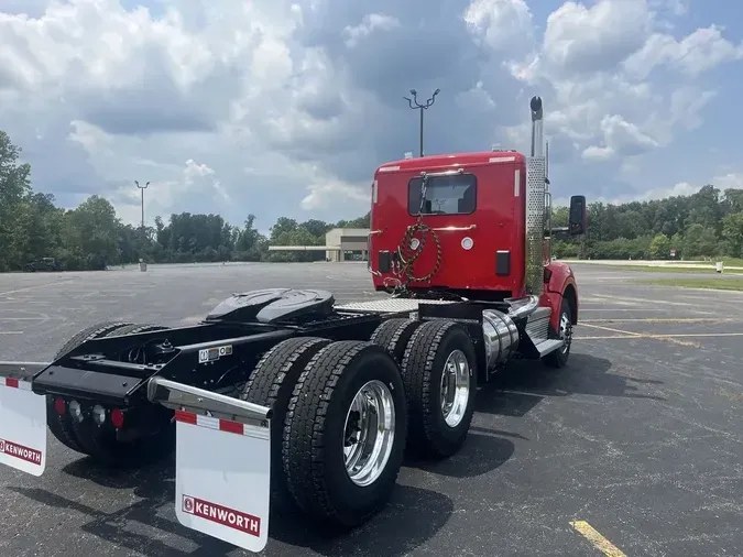 2025 Kenworth T880