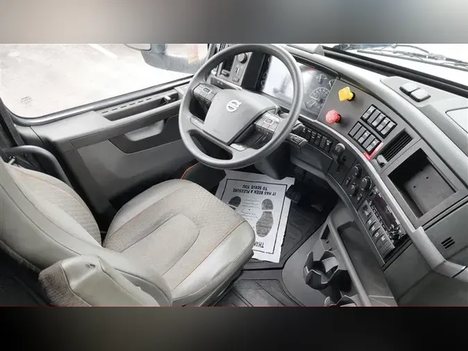 2022 VOLVO VNL760