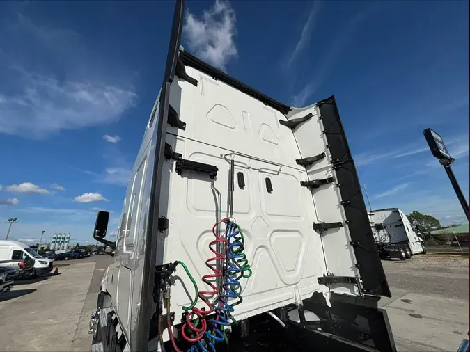 2023 Freightliner Cascadia 126bf95b69a81411cca25d7384a04e78609