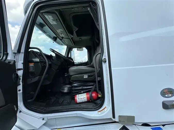 2022 VOLVO VNL760