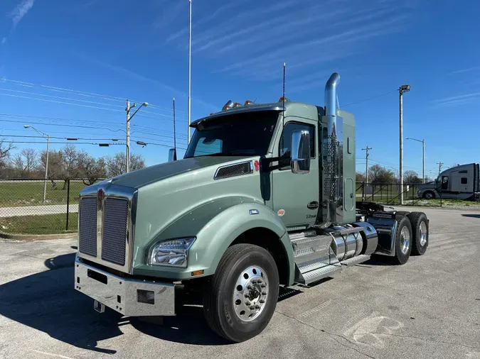 2025 Kenworth T880