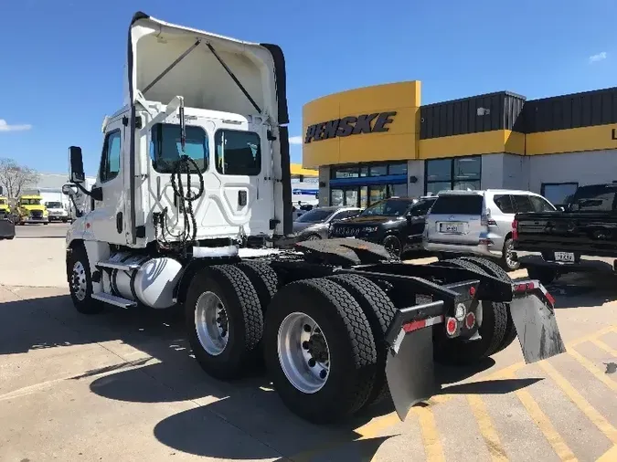 2017 Freightliner X12564ST