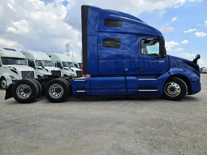 2021 VOLVO VNL64T760