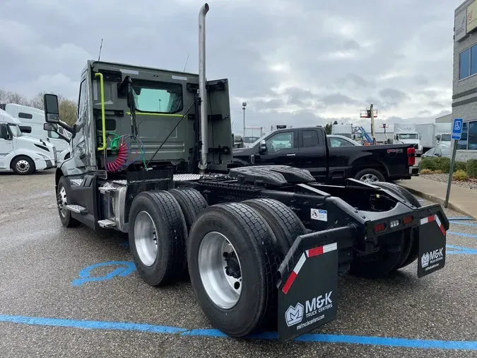 2025 VOLVO VNL64T300