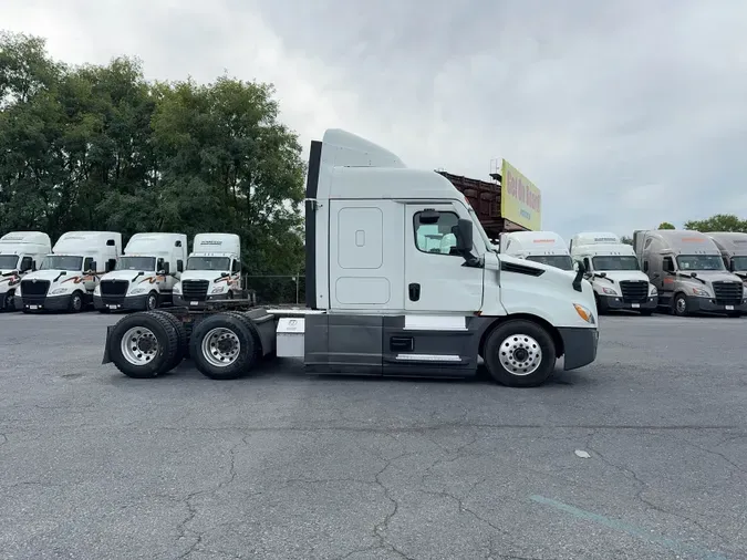 2021 Freightliner Cascadia 126