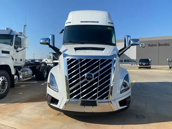 2025 VOLVO VNL64T860