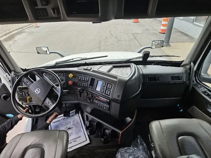 2023 VOLVO VNL64T860