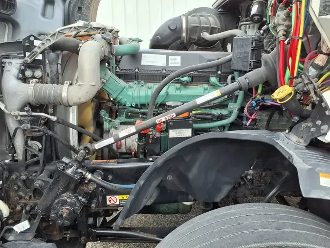 2019 VOLVO VNL64T-300