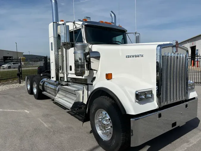 2025 Kenworth W900L