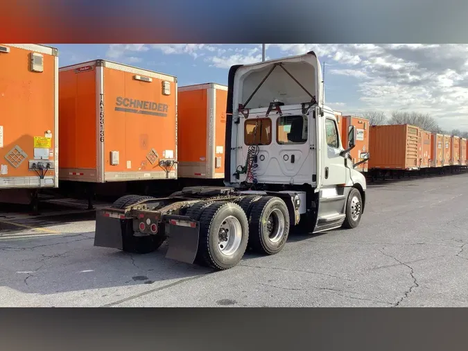2020 Freightliner Cascadia 126