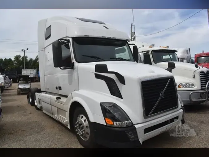 2015 VOLVO VNL64T670