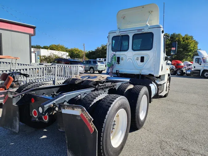 2014 FREIGHTLINER/MERCEDES CASCADIA 125