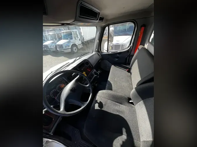 2016 FREIGHTLINER M2 106