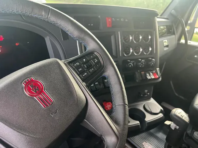 2023 Kenworth W990
