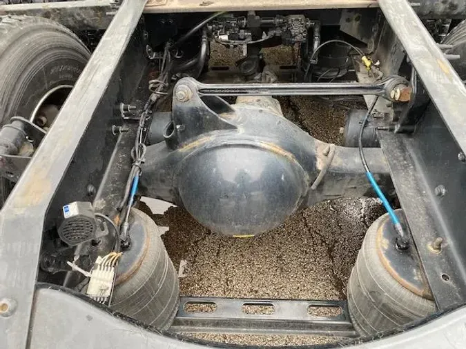 2023 Volvo VNR64T400