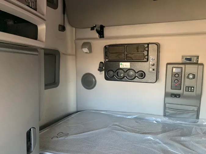 2020 VOLVO VNL64T760