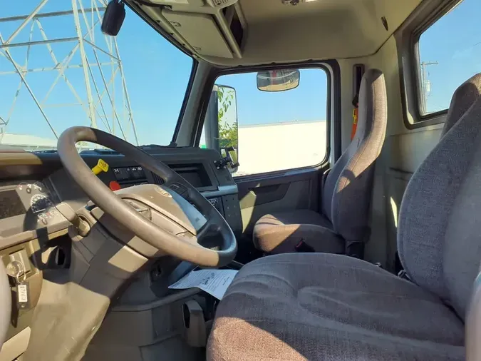 2019 VOLVO VNL64T-300
