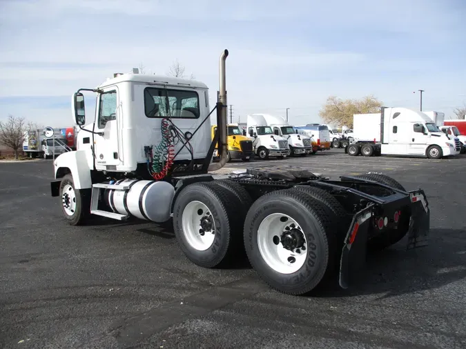 2015 MACK TRUCKS, INC. CHU600