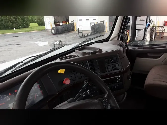 2018 Volvo VNL300