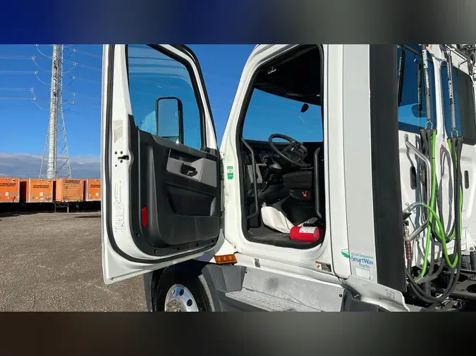 2020 Freightliner Cascadia 126