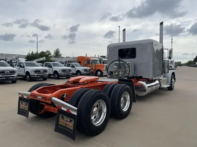 2022 Peterbilt 389