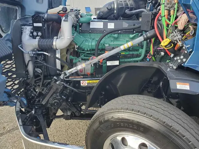 2025 VOLVO VNL64T740