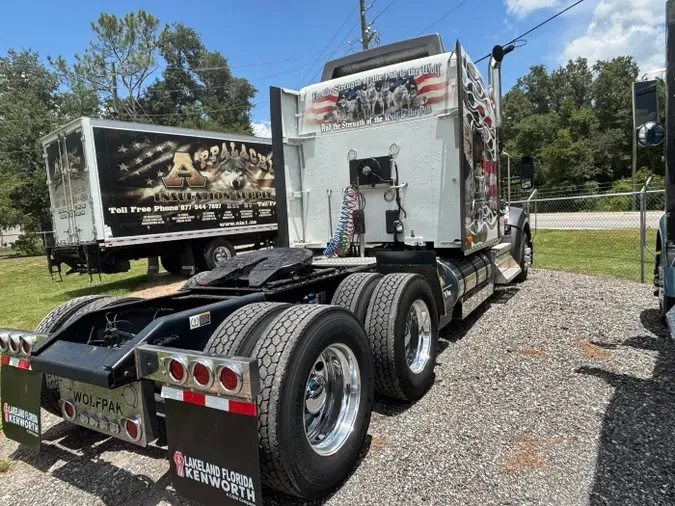 2023 Kenworth W990