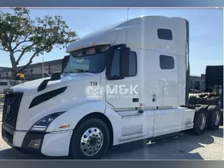 2025 VOLVO VNL64T760