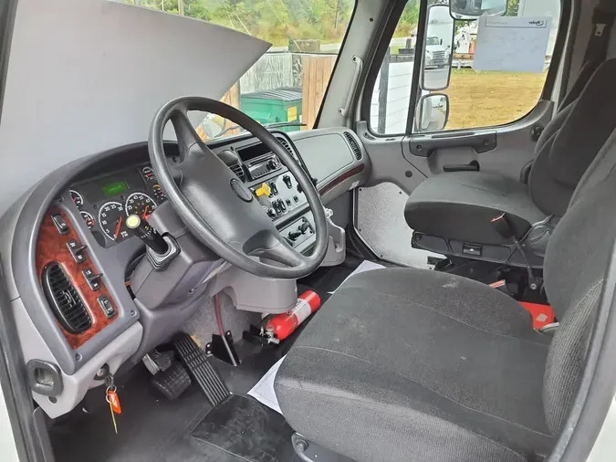 2018 FREIGHTLINER M2 106