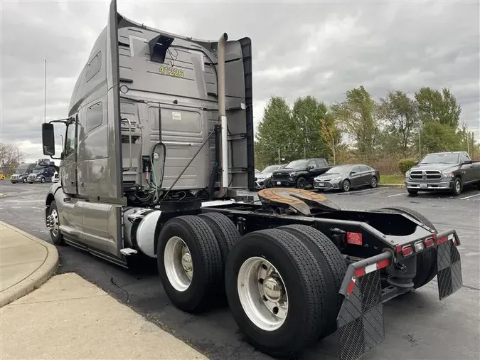 2021 VOLVO VNL64T760