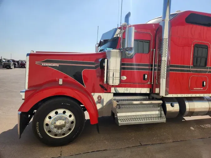 2022 Kenworth W900L