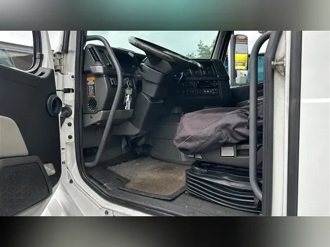 2020 VOLVO VNL860