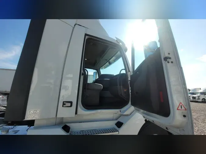 2019 Volvo VNL300
