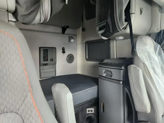 2025 VOLVO VNL64T760