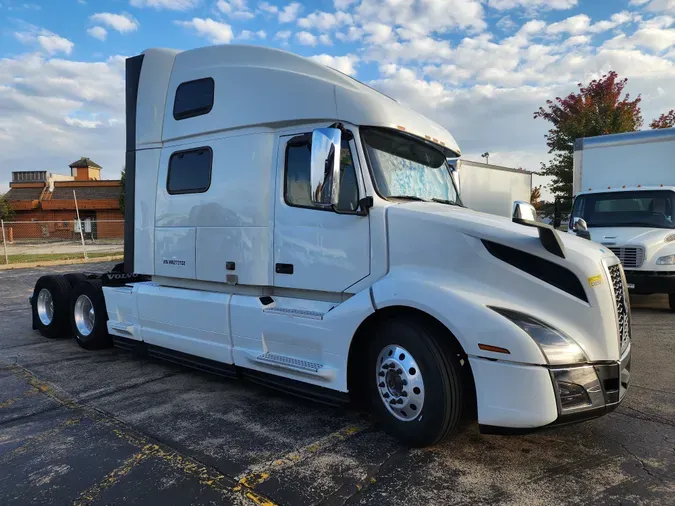 2021 VOLVO VNL64T860