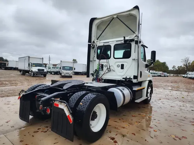 2017 FREIGHTLINER/MERCEDES CASCADIA 113