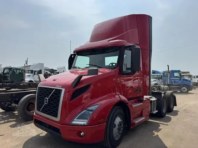 2021 VOLVO VNR64T300