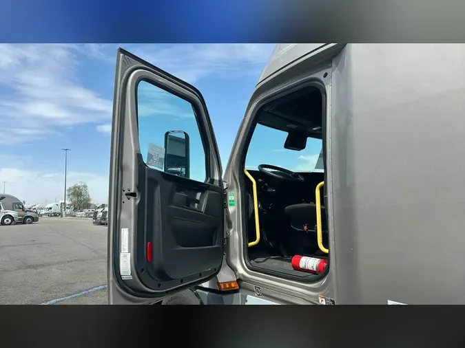 2023 Freightliner Cascadia 126
