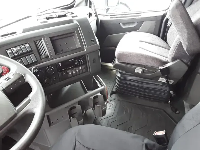 2020 VOLVO VNL64T-760