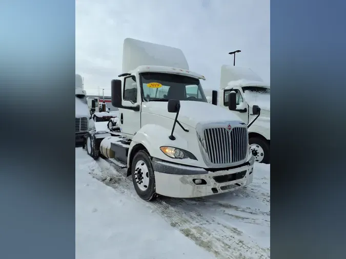 2019 NAVISTAR INTERNATIONAL RH613 DAYCAB S/A