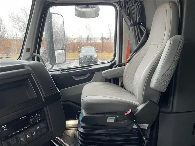 2021 VOLVO VNL64T760